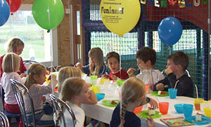 Kinder am Tisch - Ballone