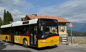 Gelbes Postauto nach Interlaken