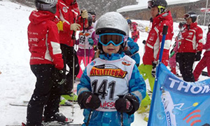 Kind mit Startnummer in der Skischule