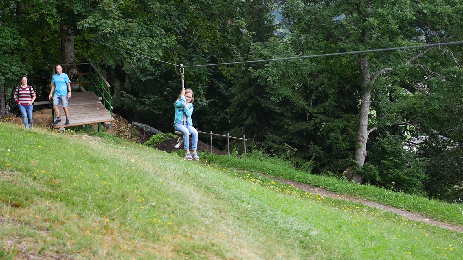 Kind auf der Seilbahn in Waldnähe