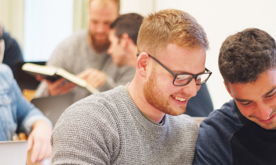 Junge Studenten im Seminarraum