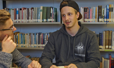Studierender in der Bibliothek