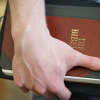 Bibel in der Hand