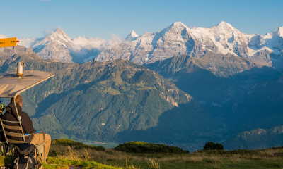 Bänkli auf dem Niederhorn mit Blick auf Eiger, Mönch und Jungfrau