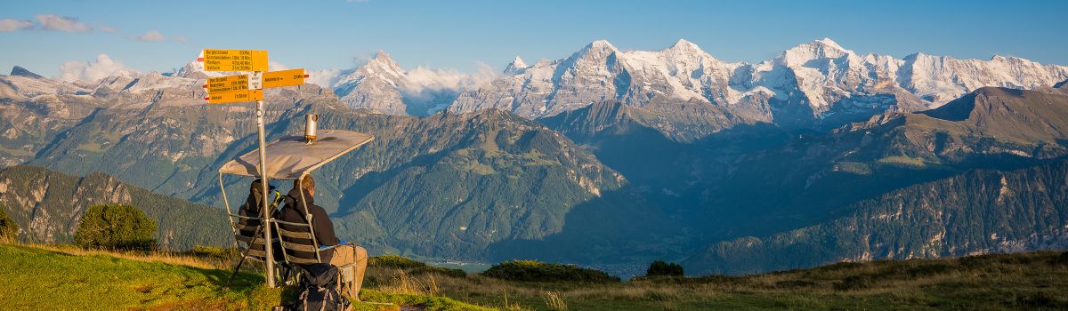 Bänkli auf dem Niederhorn mit Blick auf Eiger, Mönch und Jungfrau