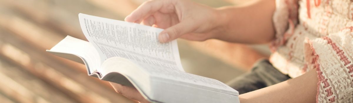 Bibel in der Hand einer jungen Frau