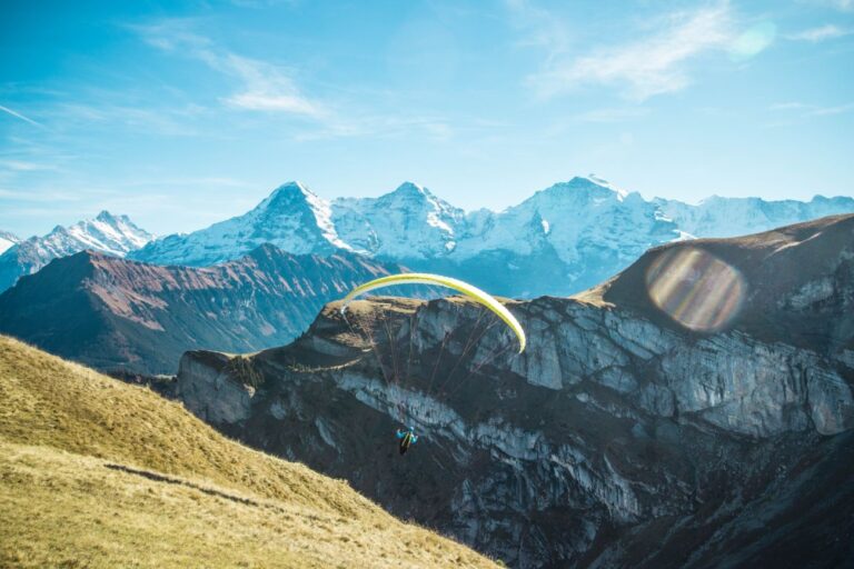 Gleitschirmfliegen am Niederhorn mit fantastischer Aussicht