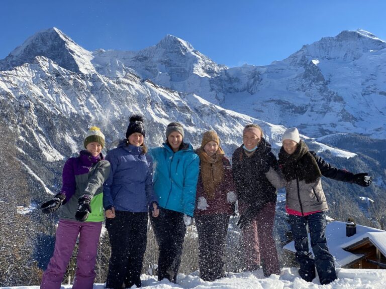 Studentinnen posieren vor dem Dreigestirn
