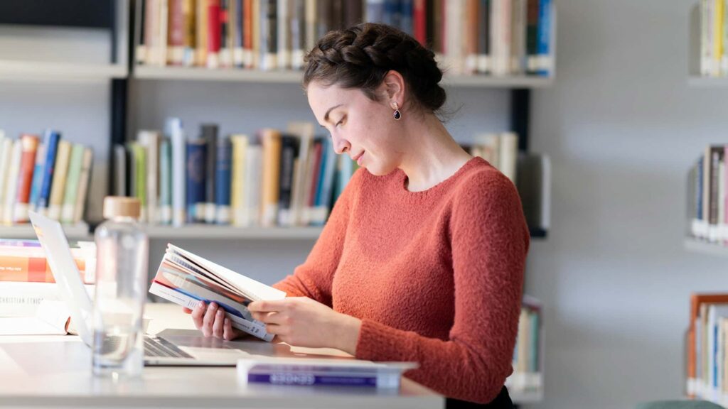 Studierende in der Bibliothek